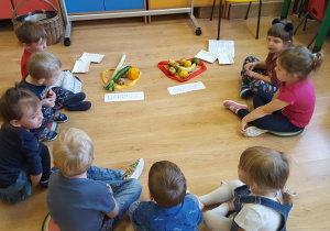 Dzieci posegregowały owoce i warzywa.
